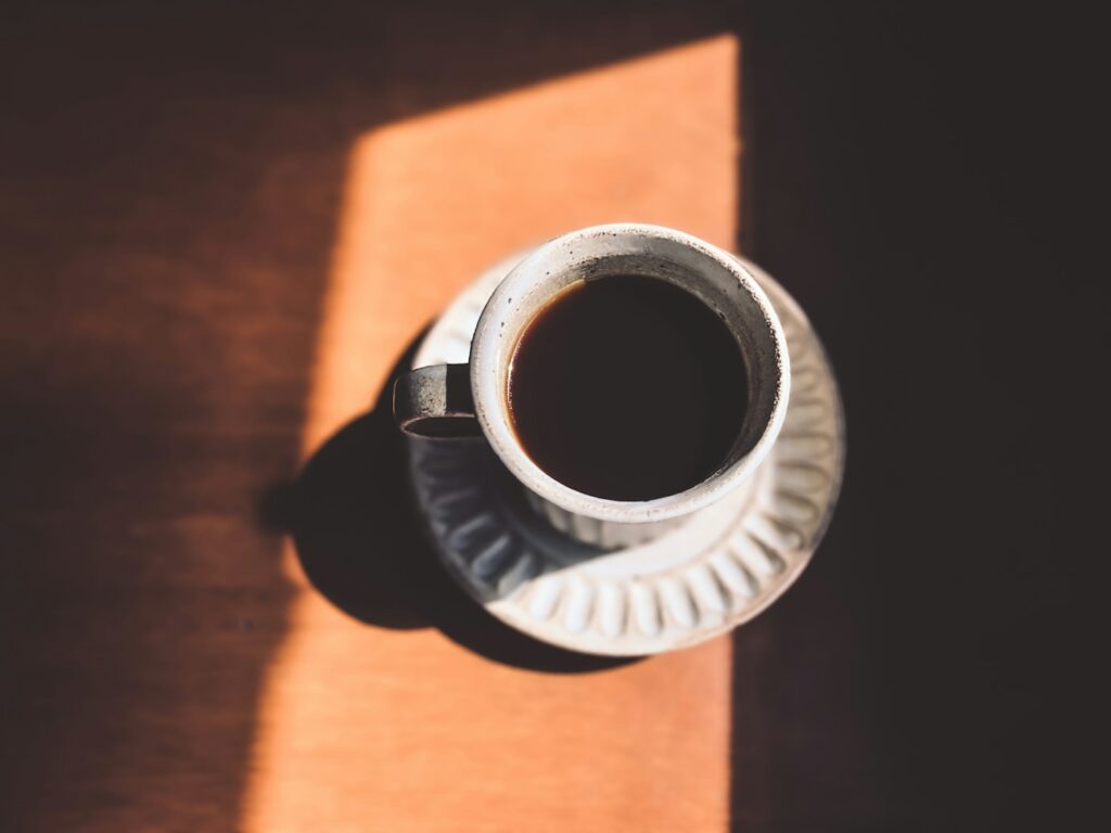 日差しの入るテーブルのコーヒー